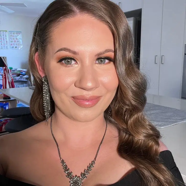 A formal look: defined eyes, a nude lip and long waves